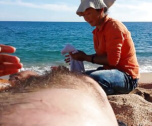 Cô sexmoiloanluan gái xinh đẹp, dễ chịu du lịch trong một phòng khách sạn với một
