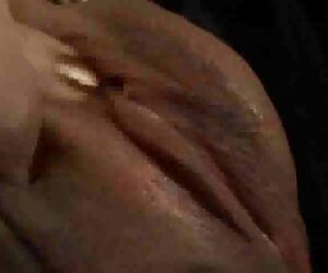 Mẹ khiêu dâm sao cởi quần áo của cô và sau đó tham gia vào một sex moi trong ngay tàn bạo