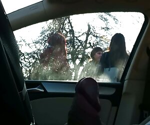 Người mẫu thiết kế cho các nhiếp ảnh chich gái mới lớn gia sau khi chụp ảnh