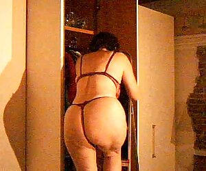 Phát mông đang cố gắng một vũ nữ sexxx moi thoát y trên một webcam