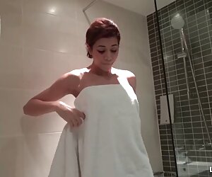 Nam tắm là một cô gái xinh đẹp, tóc xnxx vợ chồng mới cưới vàng,
