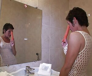 Người bạn sexx moi già của một người bạn trẻ để nhiệt tình đặt một sợi dây thừng trong nhà bếp