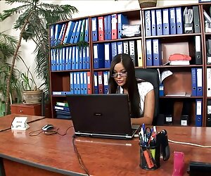 Có xec moi một cô gái trẻ uống cà phê, đam mê trên giường