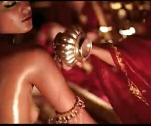 Khiêu phim xech moi dâm sao với một điếu thuốc trên môi của mình