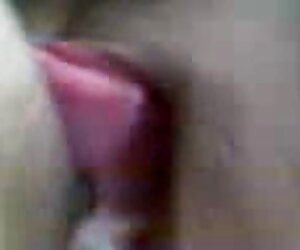 Một cô gái bơi trong sẽ gái mới lớn hồ bơi và sau đó muốn anh chàng ngay lập tức
