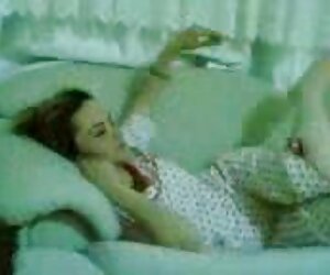 Một jav hay moi nữ trẻ xinh đẹp tán tỉnh ba đứa trẻ cùng một lúc