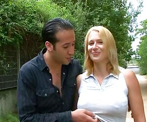 Nhìn tóc đẹp cho một em bé với một lon hoc sinh moi lon thơm ngon, ngọt ngào, roi