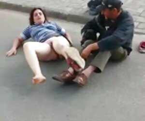 Tự tin, con trai thâm nhập vào mông của pim set moi một cô gái nằm trong nó