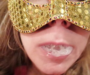 Babe lesbian pha trinh con gai moi lon với một niềm đam mê cho hôn, vuốt ve trong phòng tắm